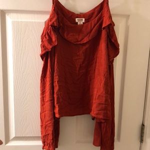 Peek a boo shoulder crop